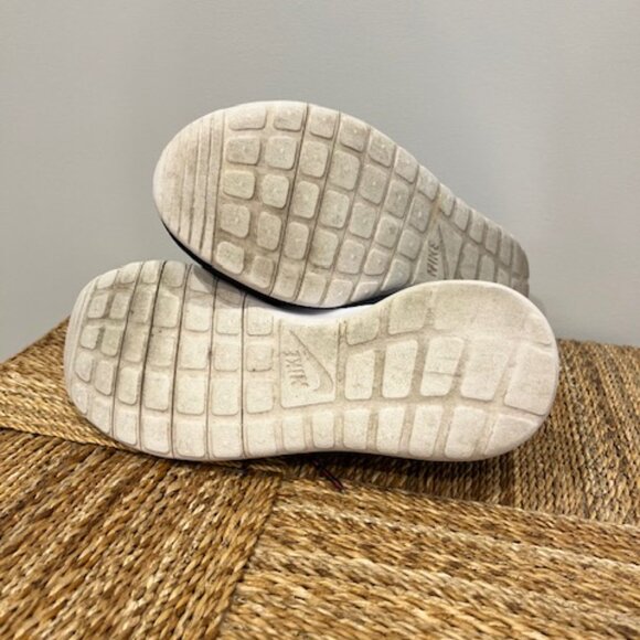 Nike Roshe One GS ~ Blue/Hot Pink ~ 599729 409 ~ Size 7Y - Picture 6 of 6